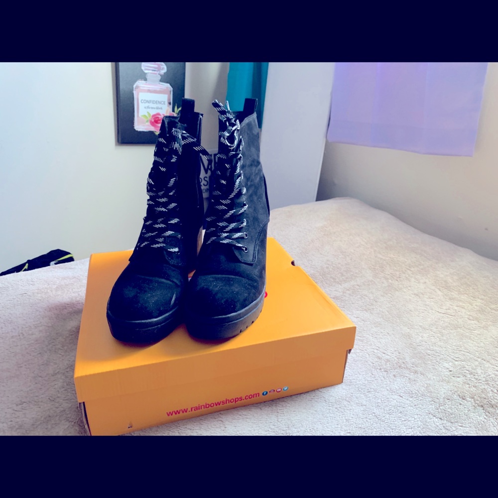 Black heeled booties✨✨✨